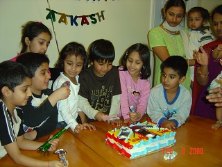 Aakash trying to cut big peice for him..